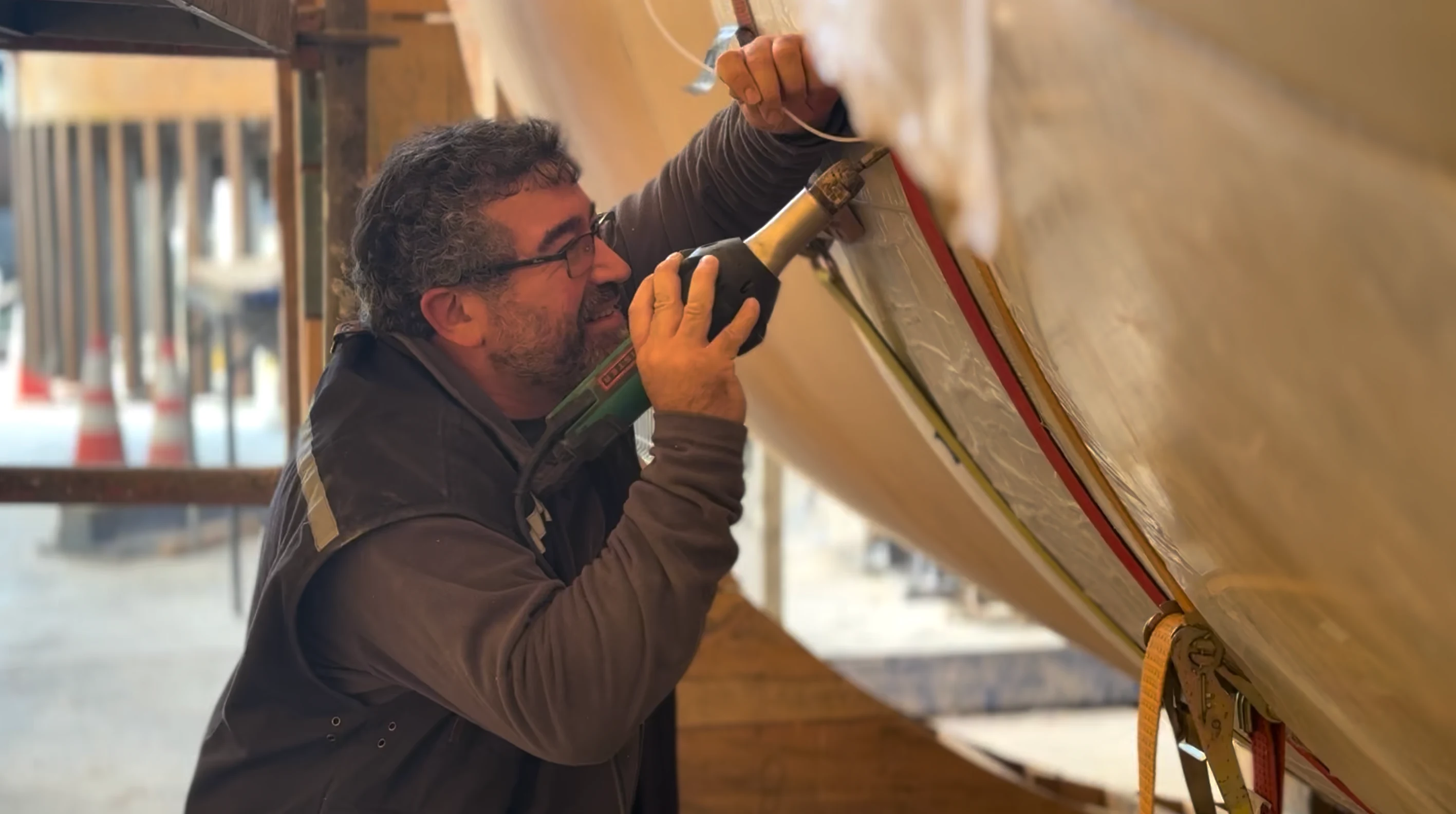 Worker applying hot-air welding to the inner liner of a large-diameter piece.