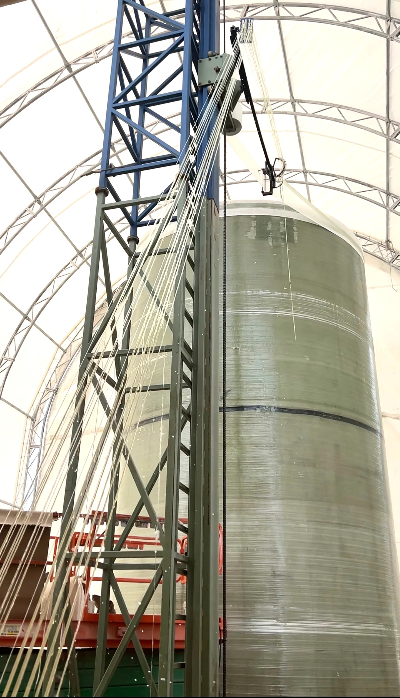 Estanque de gran formato en FRP durante su fabricación en planta.